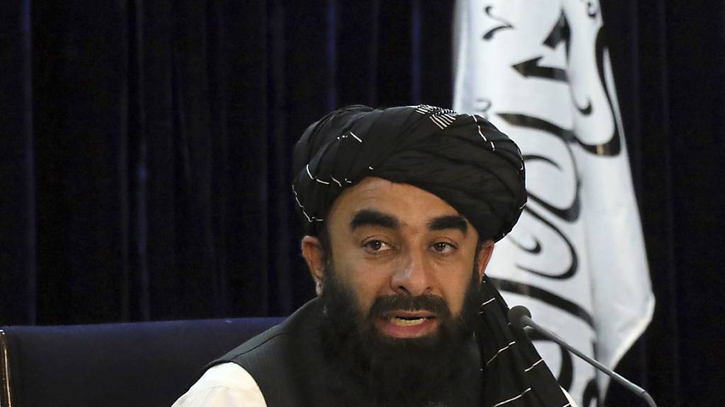 Sabiullah Mudschahid, Sprecher der Taliban, spricht während einer Pressekonferenz. Mudschahid gab einen Teil der Übergangsregierung der militant-islamistischen Taliban in Afghanistan bekannt. Foto: Muhammad Farooq/AP/dpa