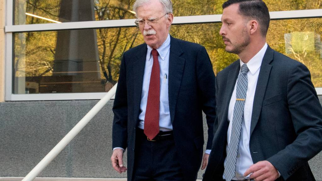 Der ehemalige nationale Sicherheitsberater der Trump-Regierung, John Bolton (l), verlässt nach seiner Anklageerhebung das Greenbelt Federal Courthouse. Foto: Rod Lamkey/AP/dpa