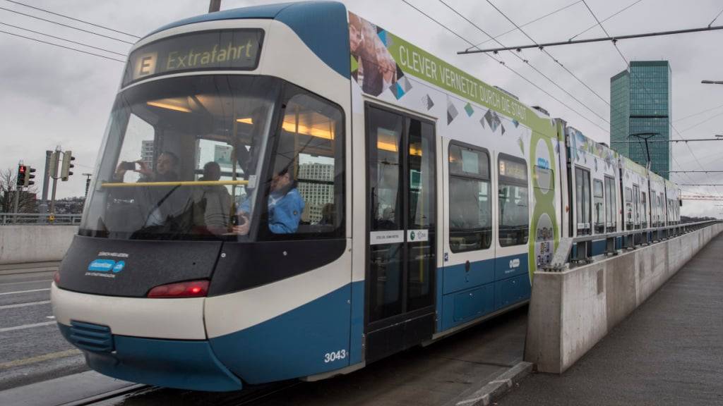 Ein Cobra-Tram fährt über die Hardbrücke in Zürich. Der Jugendliche wurde von einem Tram dieses Typs in der Nähe des Bellevue überfahren. (Archibild)