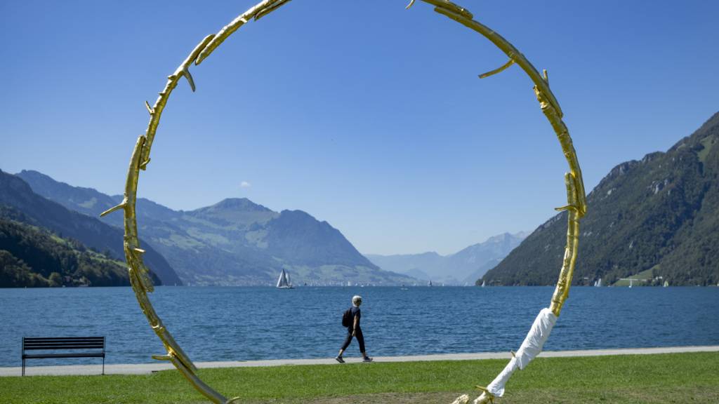 Eine Rondinone-Installation ziert neu den Auslandschweizerplatz