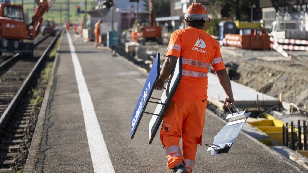 Im Bahnhof Schmitten musste zunächst alles entfernt werden, bevor die Gleise und Bahnsteige komplett erneuert werden können.