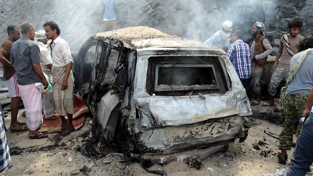 Schwer heimgesuchter Jemen: Ein anderer Bombenanschlag in Aden - hier mit einem Auto im Dezember. (Archivbild)