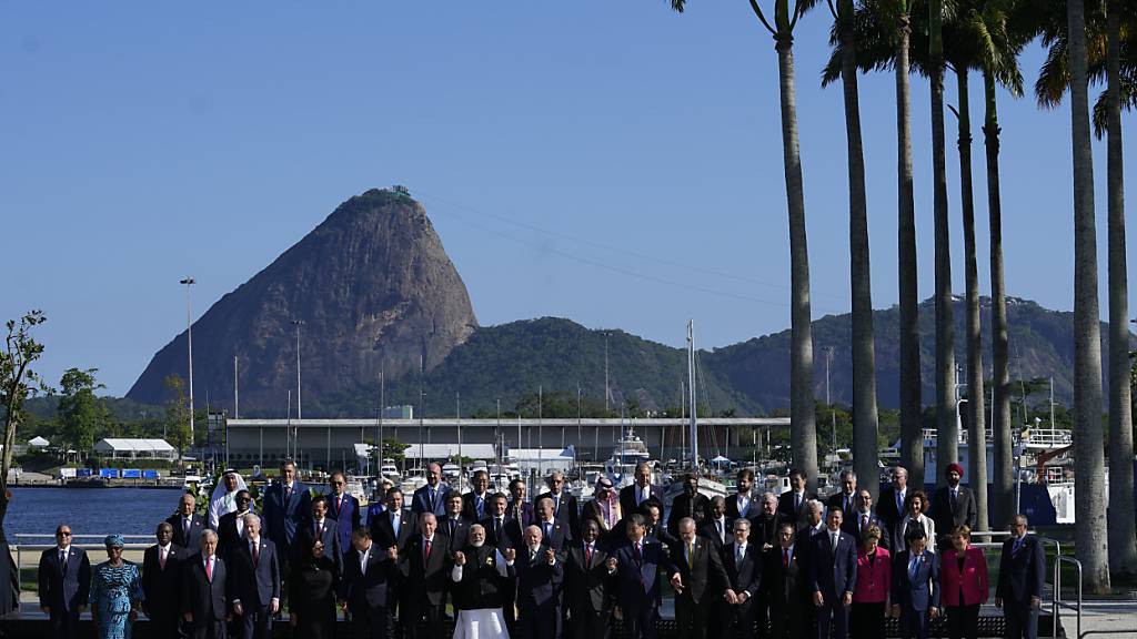 Vor dem Hintergrund des Zuckerhuts stehen die Staats- und Regierungschefs, die am G20-Gipfel teilnehmen, für ein Gruppenfoto zusammen. Foto: Eraldo Peres/AP/dpa