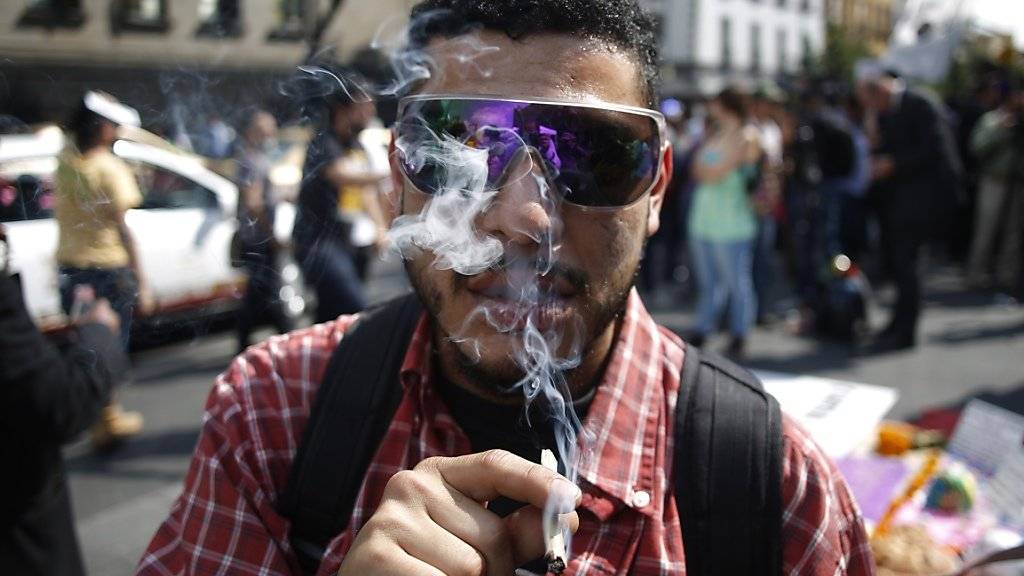Ein Marihuana-Legalisierungs-Befürworter raucht vor dem Sitz des Obersten Gerichtshofs in Mexiko-Stadt.
