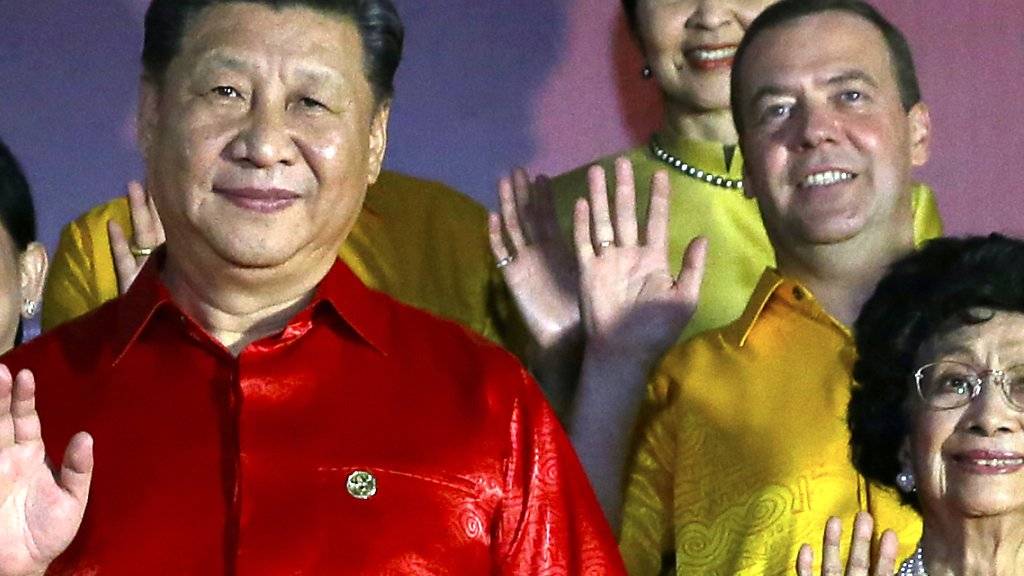 Bildfüllend und schwergewichtig am Apec-Gipfel: der chinesische Staats- und Parteichef Xi Jinping (links im roten Hemd), ganz der wirtschafltichen Bedeutung seines Landes entsprechend. Ebenso angemessen visuell vertreten: der russische Ministerpräsident Dmitri Medwedew (rechts oben im gelben Hemd).