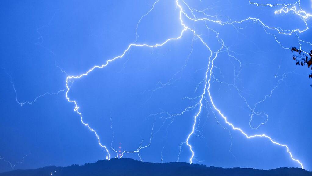 Die Gewitterfront vom Mittwochabend produzierte zehntausende Blitze. (Themenbild)