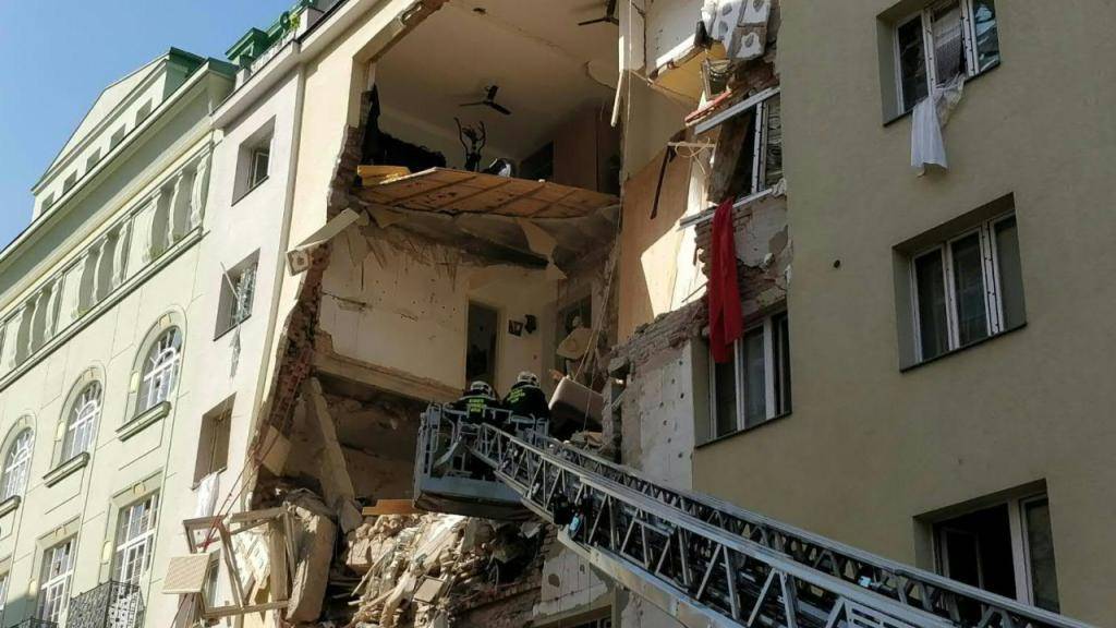 Nach einer Explosion in Wien klafft ein riesiges Loch in der Fassade eines Gebäudes.