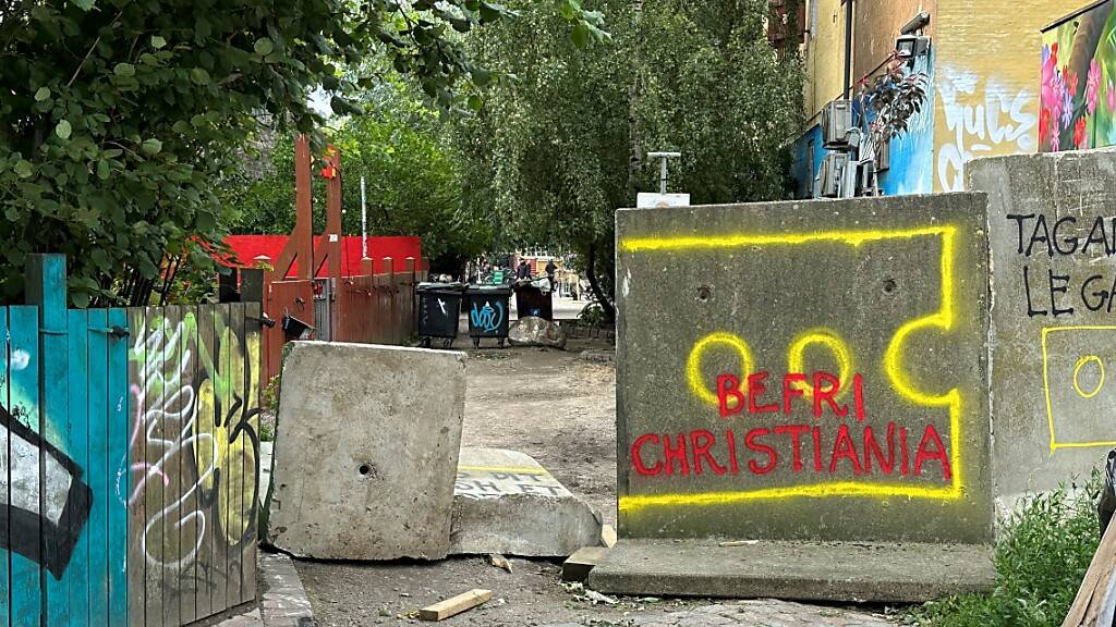 Einwohner der Kopenhagener Freistadt Christiania haben aus Protest gegen kriminelle Gangs die Eingänge zur berüchtigten Drogengasse der alternativen Wohnsiedlung blockiert. Foto: -/dpa