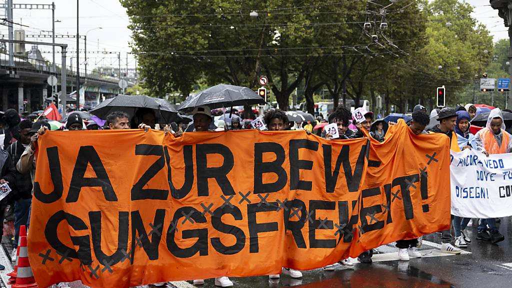 Die Kundgebungsteilnehmer demonstrierten unter anderem für ein Recht auf Migration und zogen durch die Berner Innenstadt.