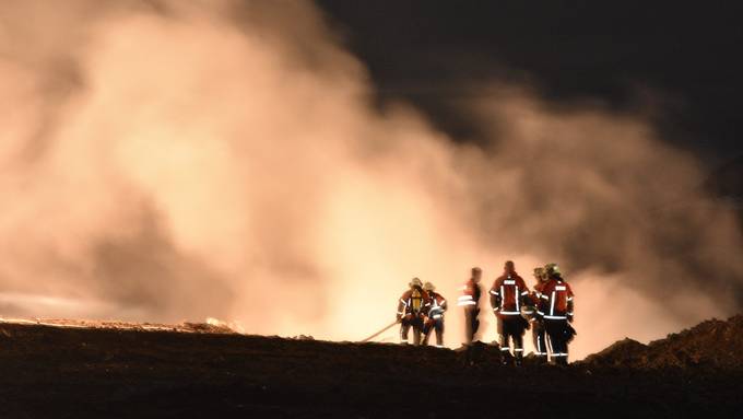 Auf Deponie brennt Strohhaufen