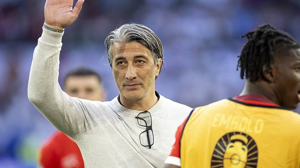 Murat Yakin verabschiedet sich nach dem EM-Aus im Viertelfinal gegen England von den Schweizer Fans. Die Zukunft des Nationaltrainers indes ist noch nicht geklärt