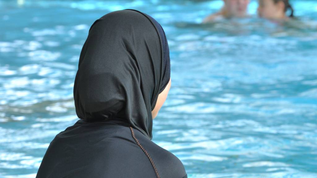 Verbot langer Badekleidung in Genfer Bädern ausgesetzt
