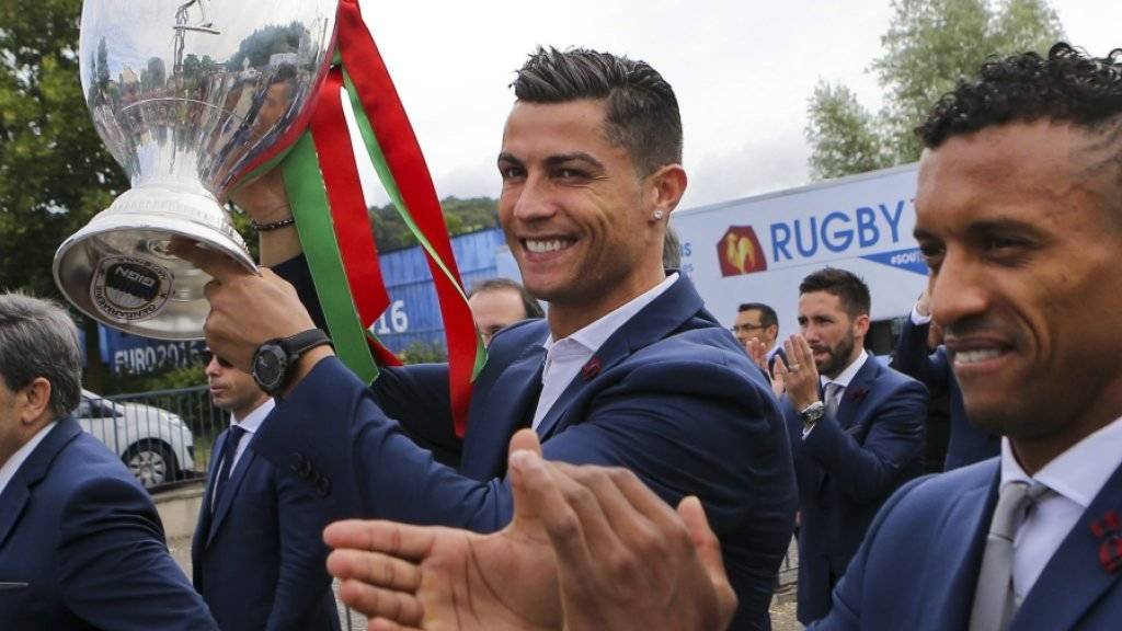 Cristiano Ronaldo (Bildmitte) mit der EM-Tröphäe