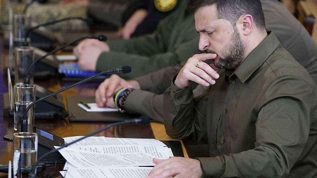 Der ukrainische Präsident Wolodymyr Selenskyj bei einem Treffen mit US-Präsident Joe Biden im East Room des Weißen Hauses. Foto: Evan Vucci/AP