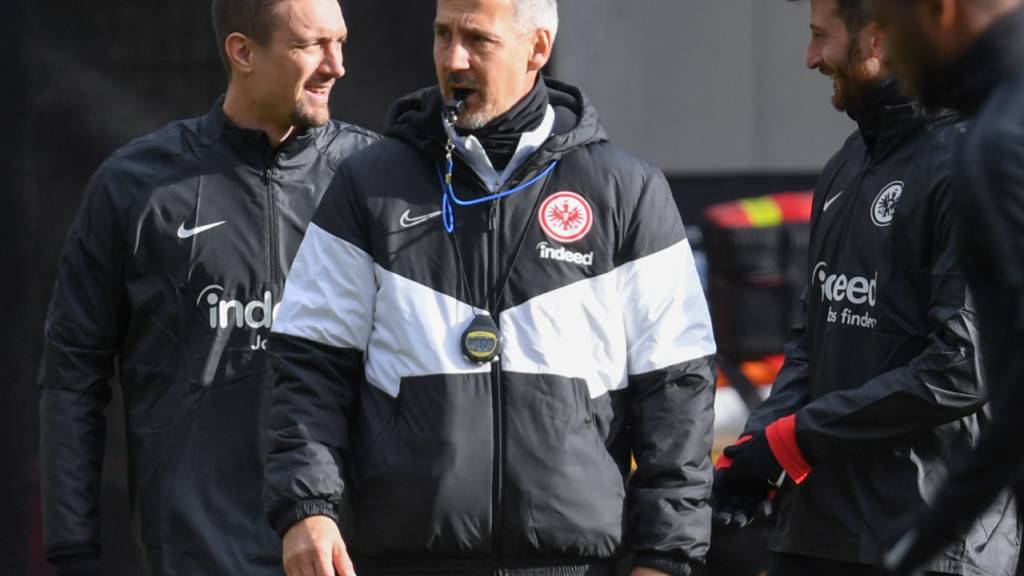 Frankfurts Trainer Adi Hütter (Mitte) kann mit seiner Mannschaft nach zweiwöchiger Quarantäne wieder trainieren