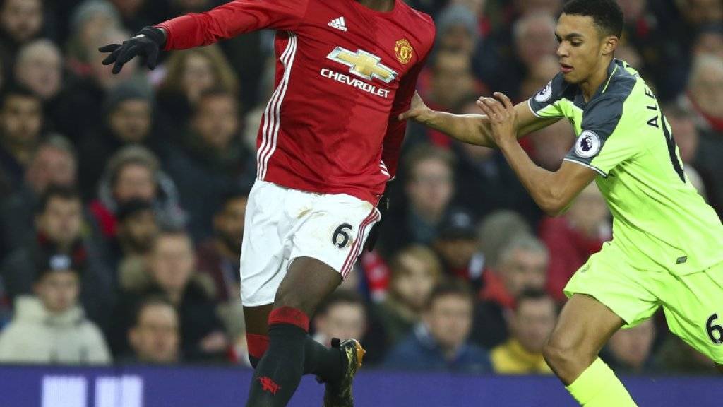 Manchester Uniteds Paul Pogba im Kampf um den Ball mit dem
Liverpooler Trent Alexander-Arnold