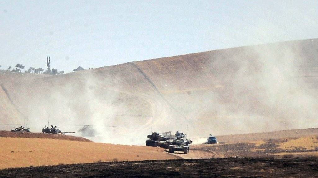 Türkische Panzer bei Dscharablus.