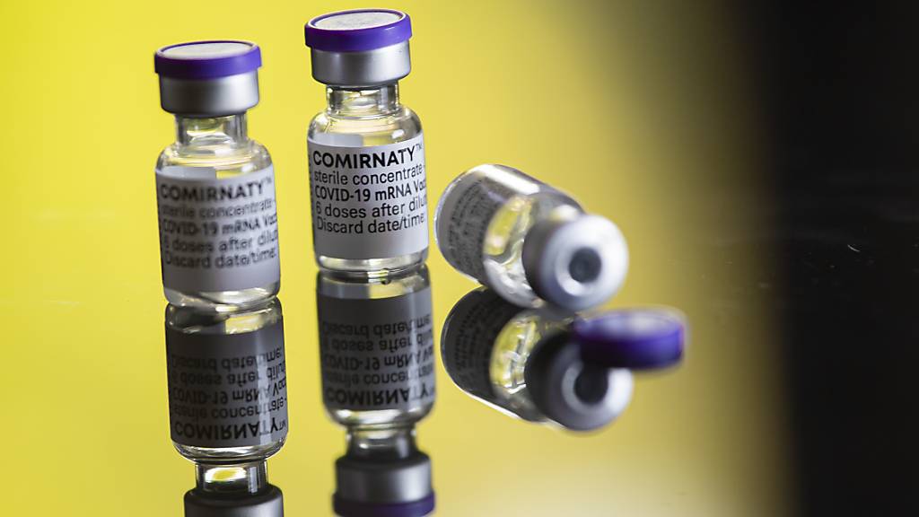 Das Bundesamt für Gesundheit hat am Montag 5578 neue Ansteckungen mit dem Coronavirus innert drei Tagen gemeldet. Im Bild sind Impfstoff-Fläschchen. (Symbolbild)