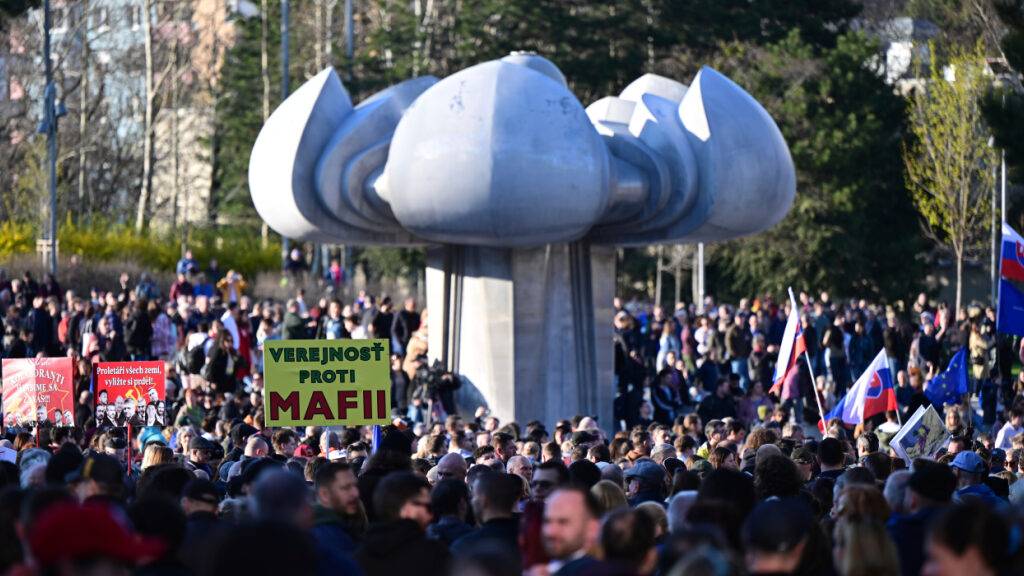 ARCHIV - Menschen demonstrieren Anfang April gegen ein NGO-Gesetz der Regierung. Seit der Rückkehr Ficos an die Macht, gibt es immer wieder oppositionelle Massendemonstrationen gegen ihn. Foto: Jaroslav Novák/TASR Slovakia/AP/dpa