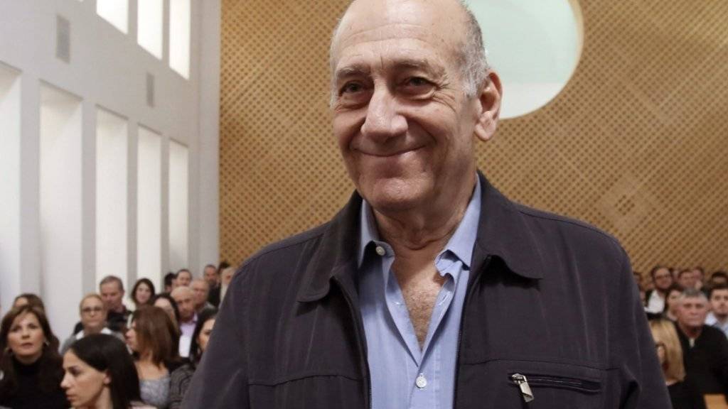 Israels ehemaliger Ministerpräsident Ehud Olmert (70) reagiert im Gericht erleichtert auf die deutliche Verringerung seiner Haftstrafe wegen Korruption. Die Richter hatten seine Haftstrafe von sechs Jahren auf 18 Monate verringert.