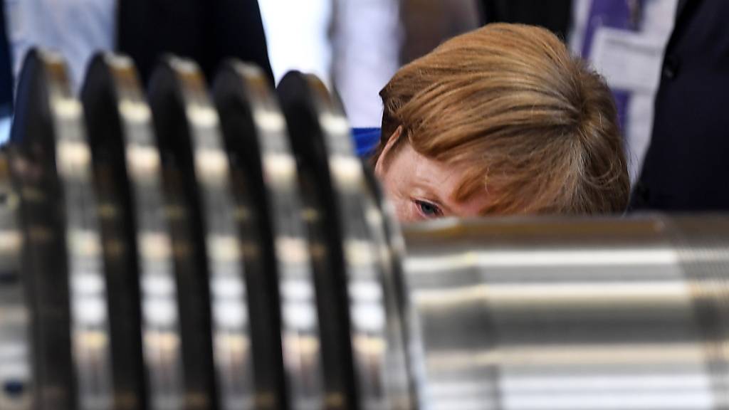 In Deutschland ist die Produktion der Industrieunternehmen im November wieder gesunken. Im Vergleich zum Vormonat schrumpfte die Gesamtherstellung um 0,2 Prozent. Im Bild Ex-Kanzlerin Angela Merkel bei einem Fabrikbesuch. (Archivbild)