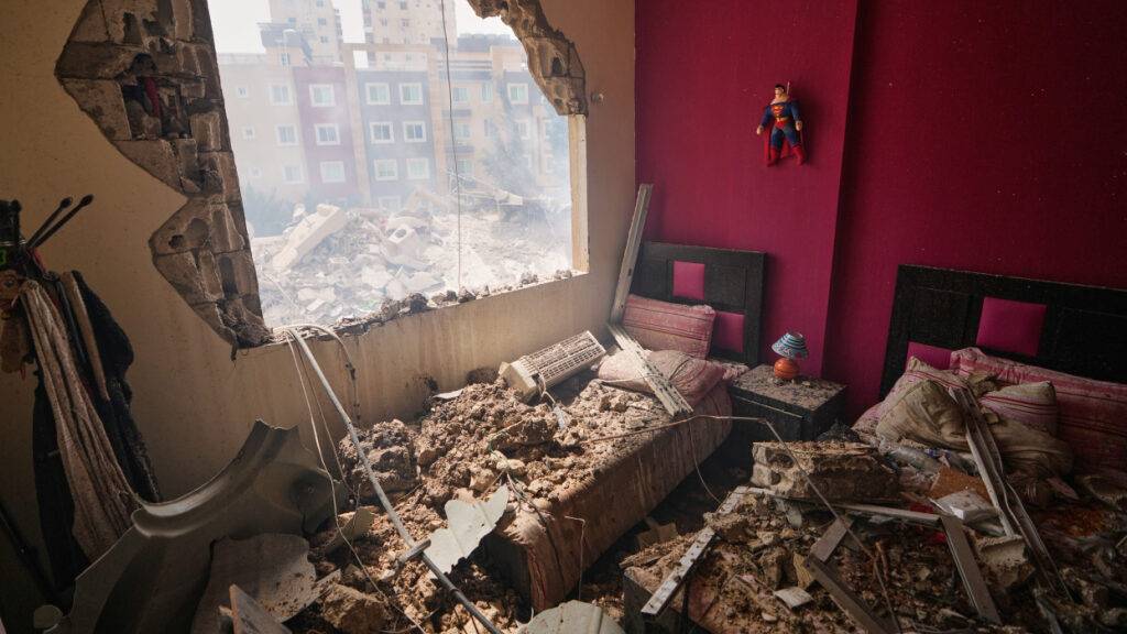 Ein beschädigtes Schlafzimmer in einem Gebäude, das bei einem israelischen Luftangriff getroffen wurde. Foto: Mohammed Zaatari/AP/dpa