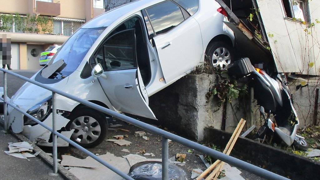 Die Irrfahrt durch die Garage endete für einen 71-jährigen Autofahrer auf der Rückseite auf einer Gartenmauer.