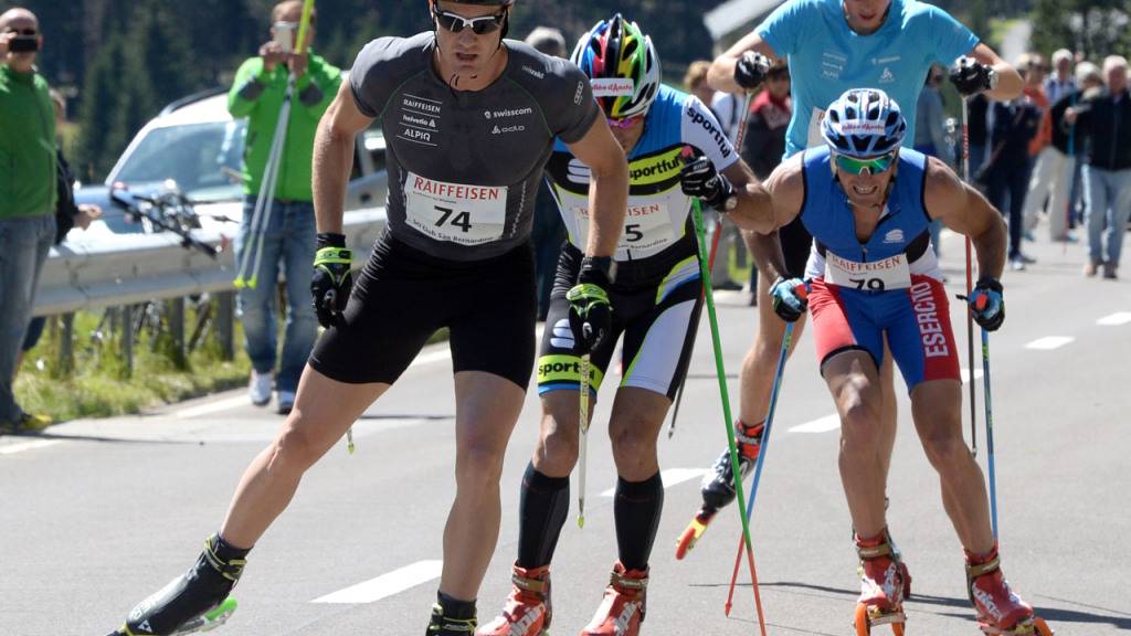 Die Langläufer halten sich auch mit den Rollski fit. Dario Cologna, hier in einer Archivaufnahme aus dem Jahr 2014, führt in dieser Szene eine Gruppe bei einem Rollski-Rennen an.