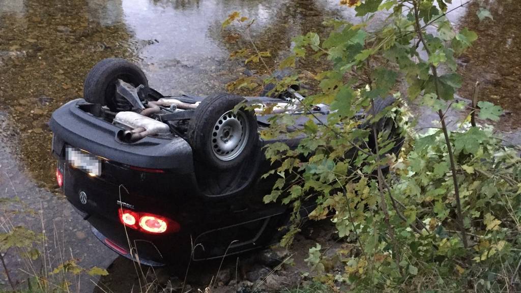 Ein 77-jähriger Autolenker ging in der Thur baden - inklusive Auto.
