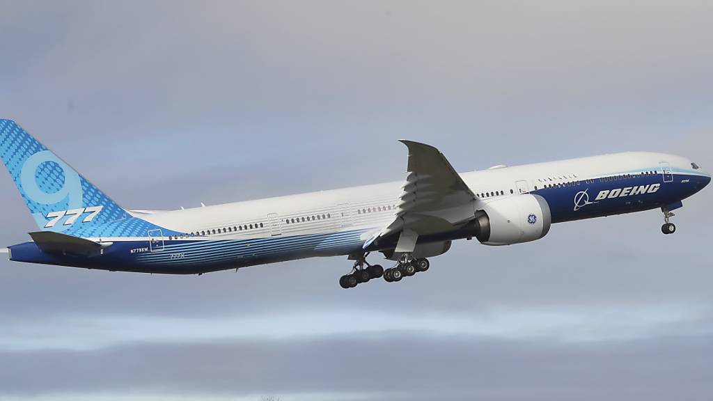 Das neue Boeing-Flugzeug 777X hob in der US-Stadt Everett im Bundesstaat Washington für den Premierenflug ab.