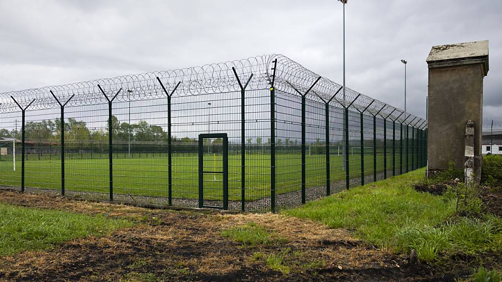 Beim Massnahmenvollzug von erwachsenen Straftäterinnen und Straftätern bleibt alles wie bisher: Der Nationalrat hat neue Regeln, etwa zu den Verwahrungen, abgelehnt. (Themenbild)