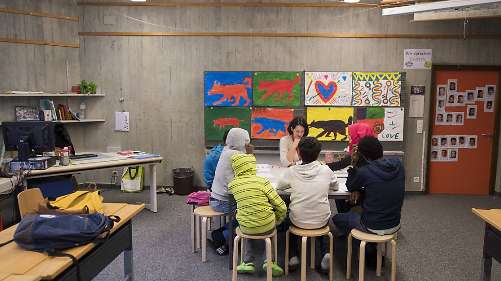 Im zweiten Quartal ist die Zahl der Asylsuchenden in der Schweiz stark zurückgegangen. Im Bild junge Asylsuchende im Deutschunterricht.