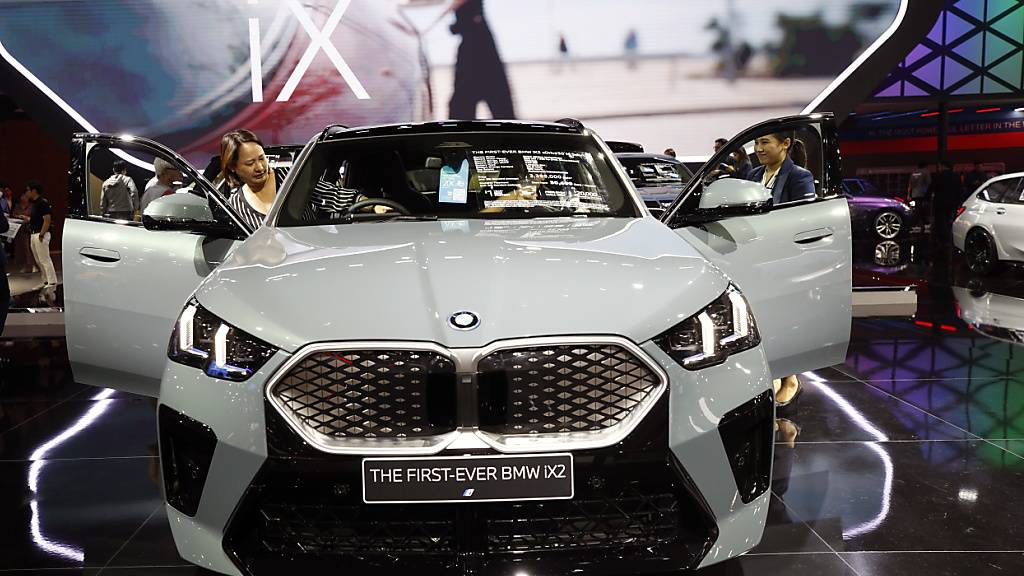 E-Autos sind bei BMW noch nicht so lukrativ und belasten des Ergebnis im ersten Quartal. Im Bild zu sehen der BMW iX2.  (Archivbild)