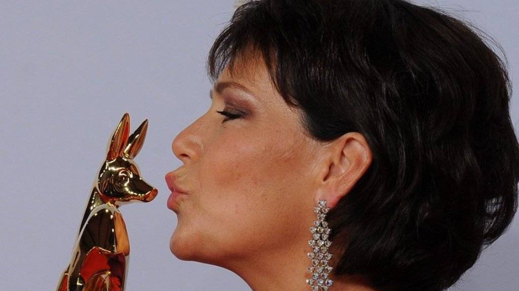 Janina Hartwig küsst die Auszeichnung bei den Bambi Awards 2010 in Podsdam (Archiv)
