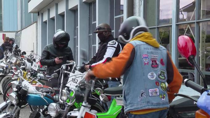 Töfflitreff: Hunderte Fans fahren im Toggenburg