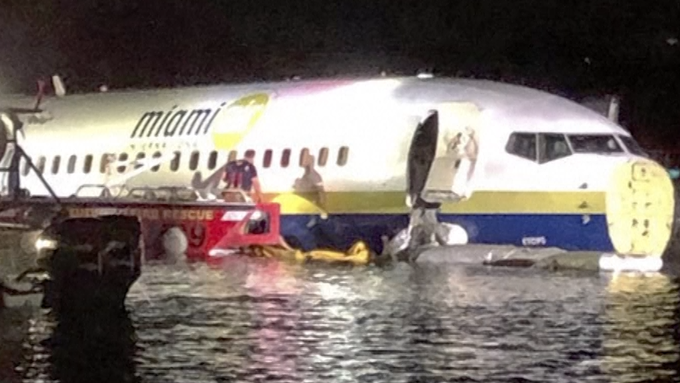 Passagiermaschine rutscht auf US-Flughafen von Piste