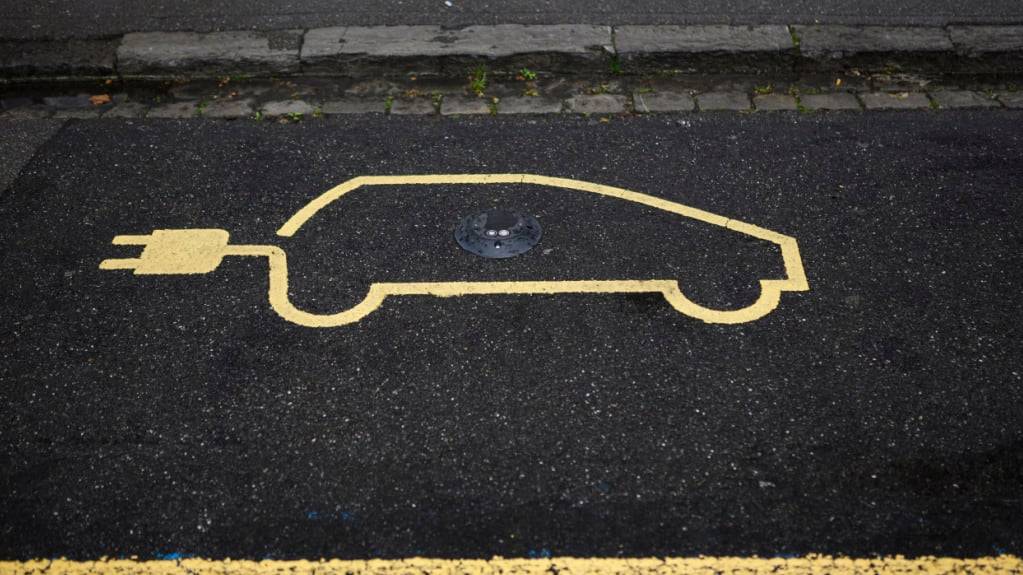 Auch Autos mit Elektroantrieb sollen ihren Anteil an den Strassenbau leisten. (Symbolbild)