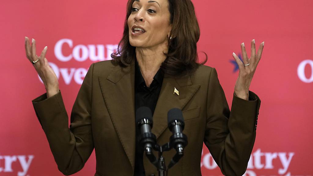 Die demokratische US-Präsidentschaftskandidatin Kamala Harris spricht spricht bei einer Wahlkampfveranstaltung im Grayhawk Golf Club. Foto: Ross D. Franklin/AP/dpa