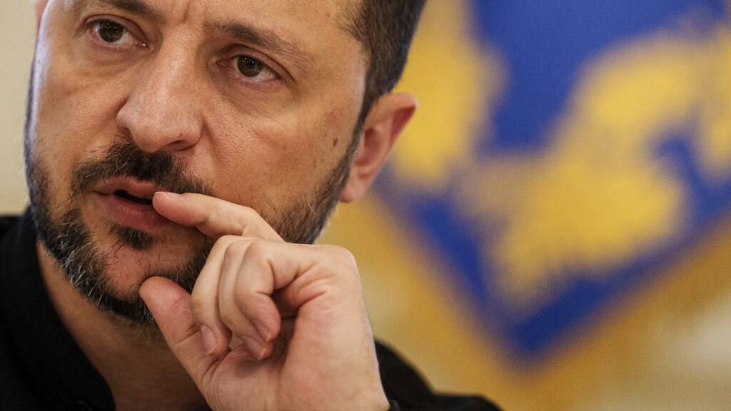 ARCHIV - Wolodymyr Selenskyj, Präsident der Ukraine,  spricht zu Journalisten während einer Pressekonferenz. Foto: Evgeniy Maloletka/AP/dpa/Archiv