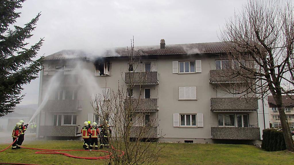 Ein 41-jähriger Mann ist beim Brand in diesem Wohnhaus in Hunzenschwil AG schwer verletzt worden.