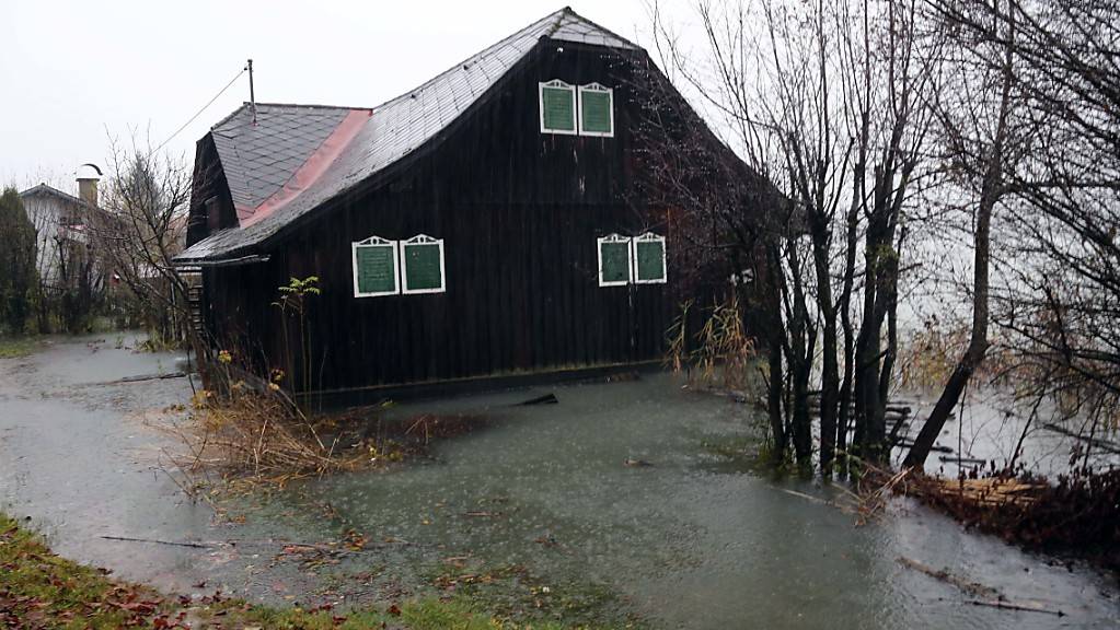 Nach starken Regenfällen im Süden Österreichs kam es am Sonntag zu Überschwemmungen rund um den Faaker See.