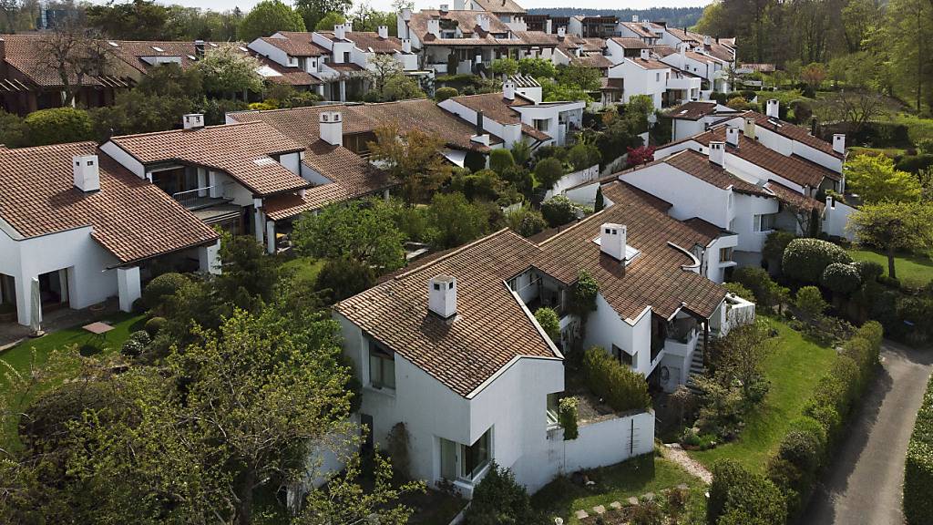Die Preise für Wohneigentum sind im Mai weiter angestiegen. Sowohl für den Kauf von Einfamilienhäuser als auch von Eigentumswohnungen müssen Schweizerinnen und Schweizer tiefer in die Taschen greifen.(Archivbild)