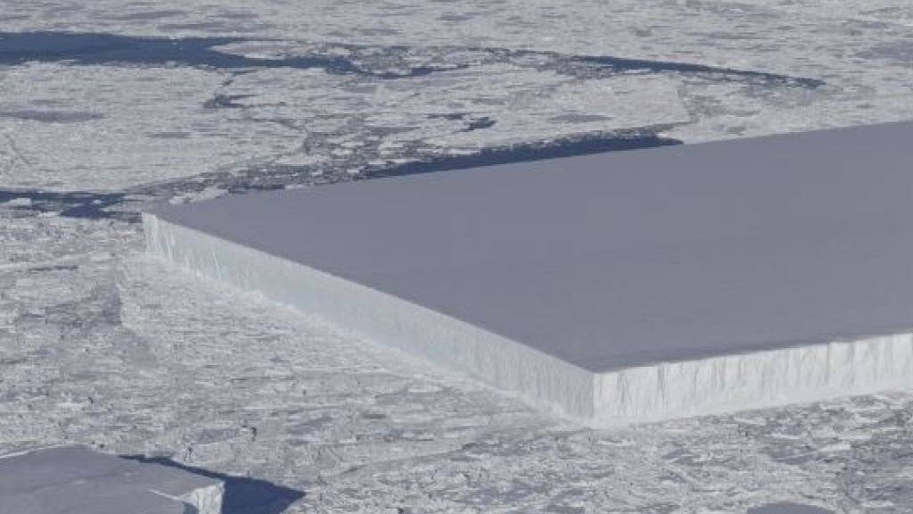 Beinahe surreal: Forscher sind auf einen nahezu perfekt rechteckigen Eisberg gestossen.