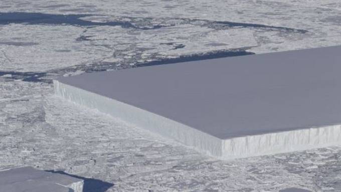 Ungewöhnlicher Eisberg treibt in der Antarktis