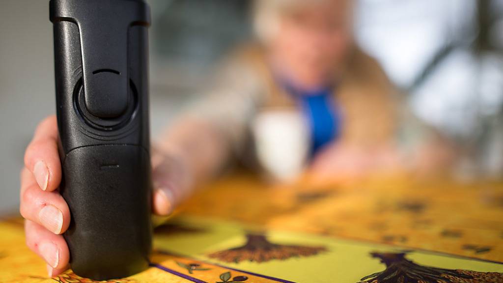Trickbetrüger, die sich am Telefon als Enkel oder Polizisten ausgeben, werden immer dreister. In der letzten Woche haben «Falsche Polizisten» zwei Seniorinnen im Kanton Thurgau über 100'000 Franken abgenommen. (Symbolbild)