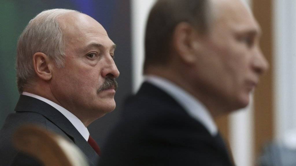 Seitenblick auf Kremlchef Wladimir Putin (r.): Alexander Lukaschenko, autoritär herrschender Präsident Weissrusslands, bei einem Treffen in Minsk. Nach der EU hat nun auch die Schweiz die Sanktionen gegen Lukaschenko und seine Getreuen aufgehoben (Archiv)
