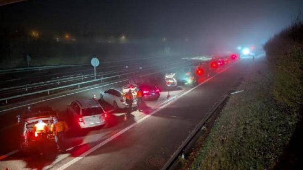 Die Kantonspolizei Zürich hat in der Nacht auf Samstag rund 220 Fahrzeuge sowie deren Lenker und Mitfahrerinnen kontrolliert. Ein Autofahrer wollte sich der Kontrolle entziehen.