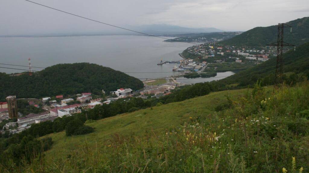 ARCHIV - Das Wasser ist ruhig im Hafen von Petropawlowsk-Kamtschatski auf der fernöstlichen russischen Halbinsel Kamtschatka.  Bei Tsunami-Warnungen werden die Menschen in der Region aufgerufen, sich von der Küste fernzuhalten. Foto: Ulf Mauder/dpa