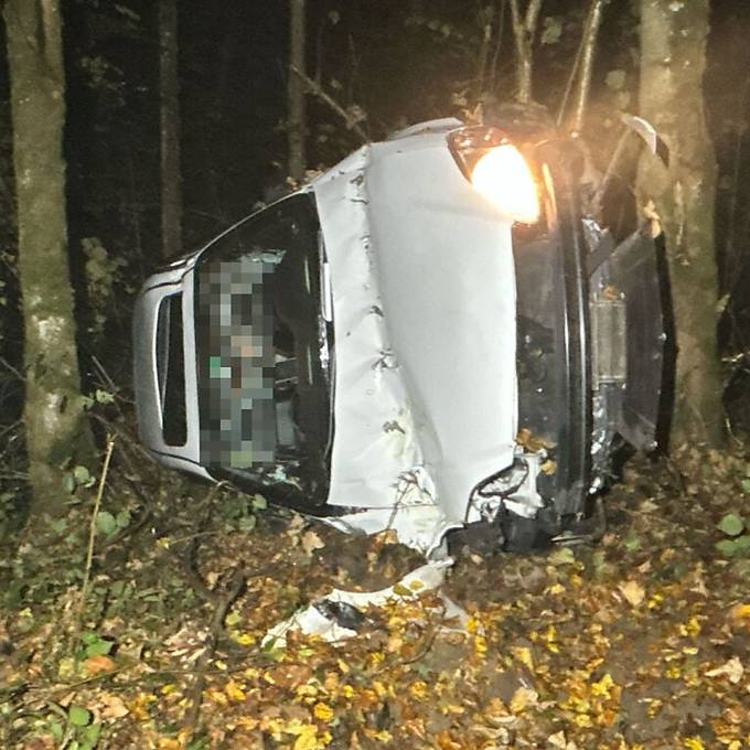 Junglenker fährt in Gretzenbach Auto zu Schrott