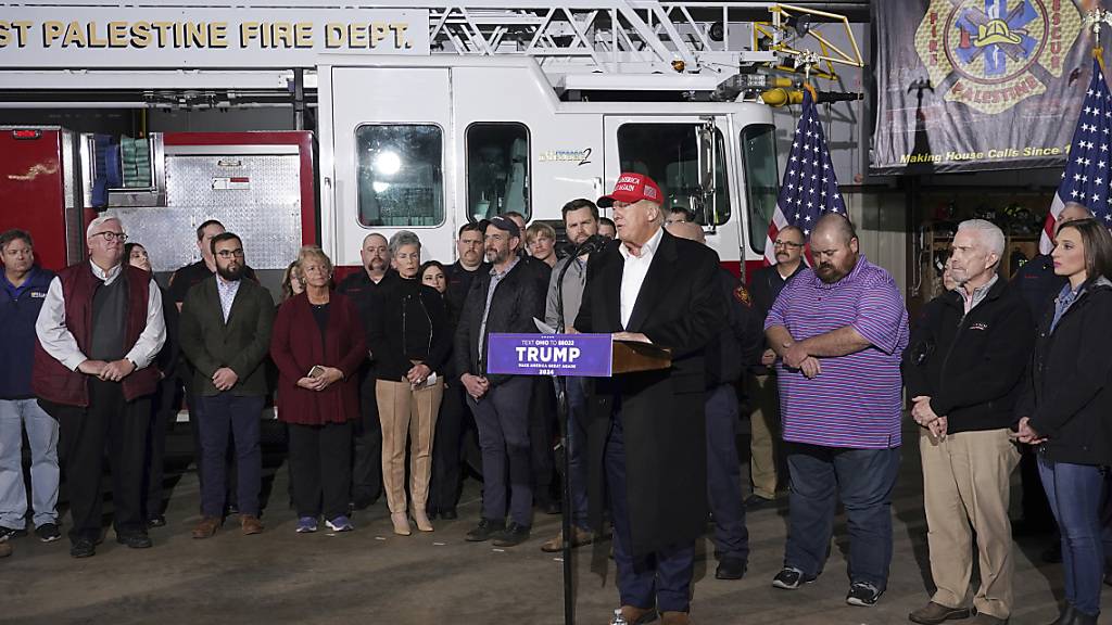 Ex-US-Präsident Donald Trump bei seinem Besuch der Feuerwehr von East Palestine, wo Anfang Februar ein mit Chemikalien beladener Güterzug entgleiste.